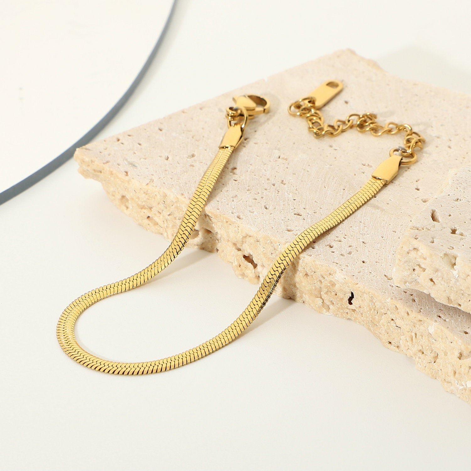 18K Gold Blade Bracelet – Elegant Luxury Gold Jewelry